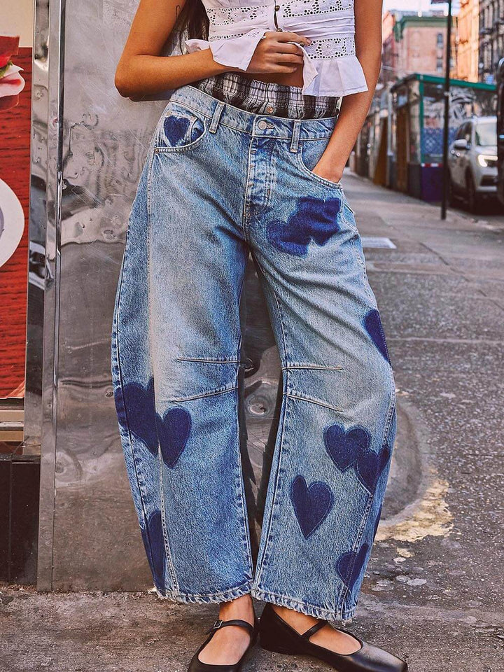 Casual loose, straight jeans with mid-rise waist